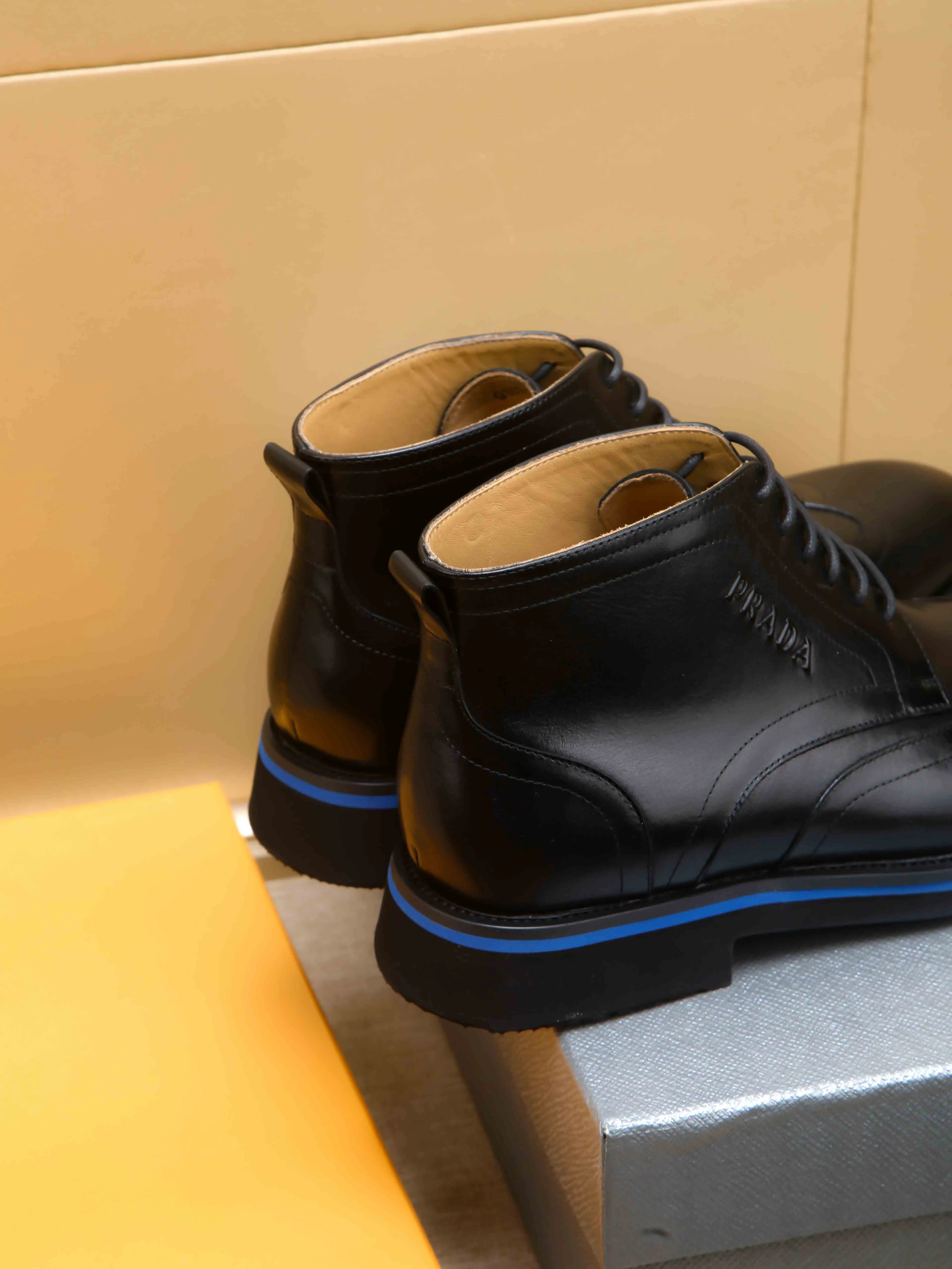 Men's shoes 💰620 💰 PRADA*——◾ Prada~Thick-soled men's shoes, original single-level perfect boutique, brogue style men's formal casual leather shoes, luxurious materials, imported cowhide, with water-dyed cowhide lining, 4.5cm increased PU foam lightweight outsole, perfectly restore the original classic, purchase the original 1:1 accurate replica, welcome all comparisons 🆚, the design is full of modernity, versatile and fashionable urban men! Size: 39-44 (38.45.46.47 customized)